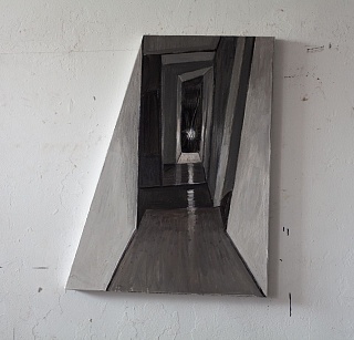 Картина в квартире с фонарем от телефона